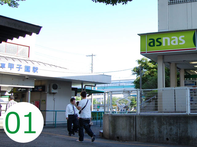 阪神甲子園駅、西口出口（甲子園球場側）を出ます。